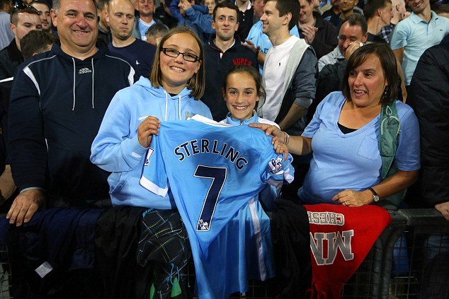 И подарил майку поклонницам