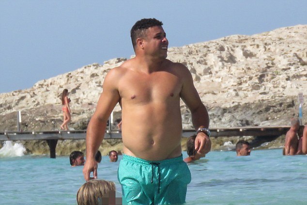 Роналдо на пляже острова Форментера