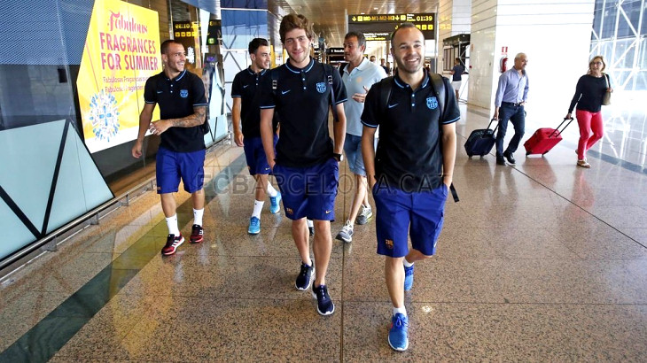 Андрес Иньеста (в центре)