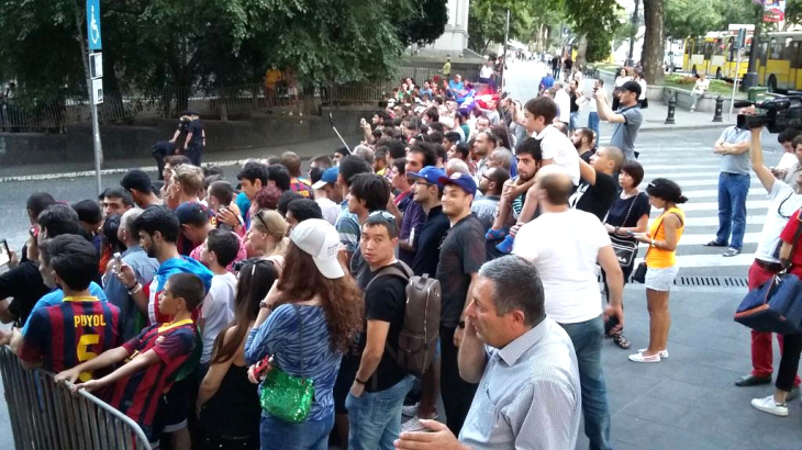 Фанаты «Барселоны» ожидают игроков у отеля