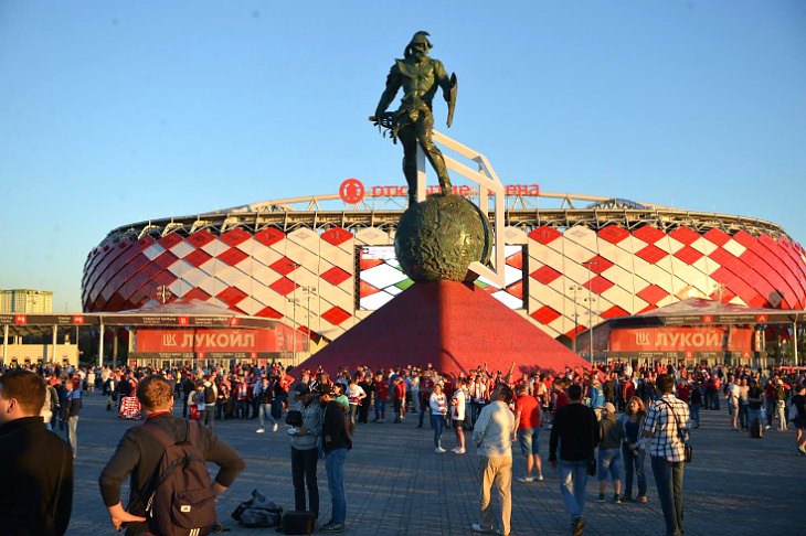 Болельщики у «Открытие-Арены»
