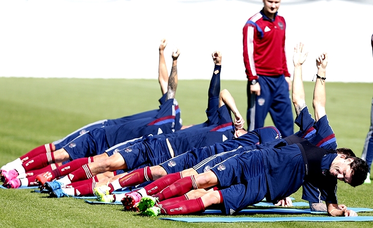 Футболисты сборной России делают упражнение «планка» 