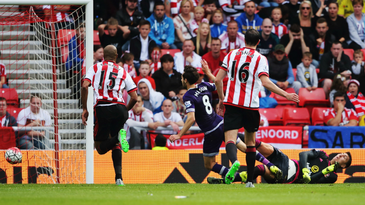 Райан Мэйсон забивает гол