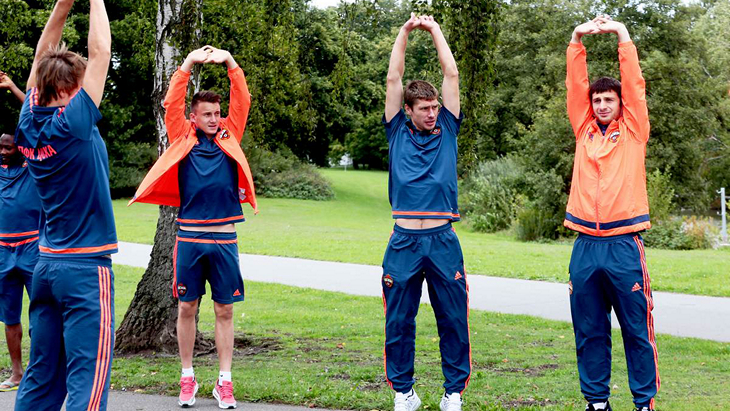 Футболисты ЦСКА разминаются на открытом воздухе