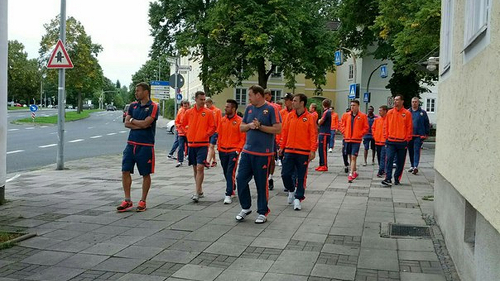 Прогулка игроков по Вольфсбургу