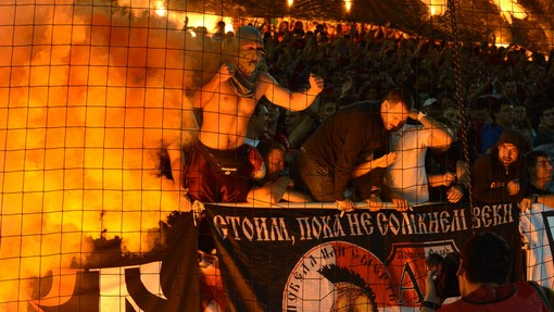 На трибунах во время поединка было жарко