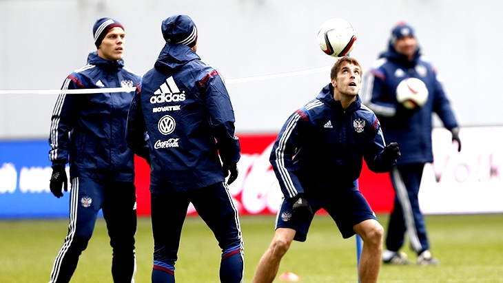 Футболисты сборной России во время тренировки