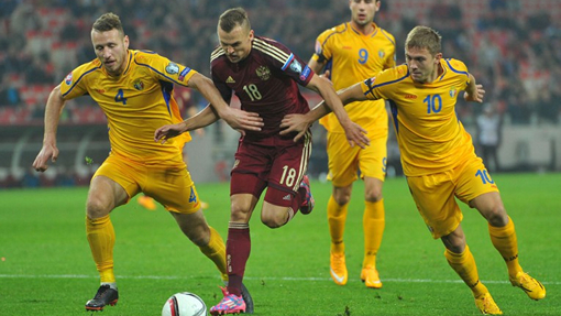 Футболисты сборной Молдавии пытаются остановить Дениса Черышева