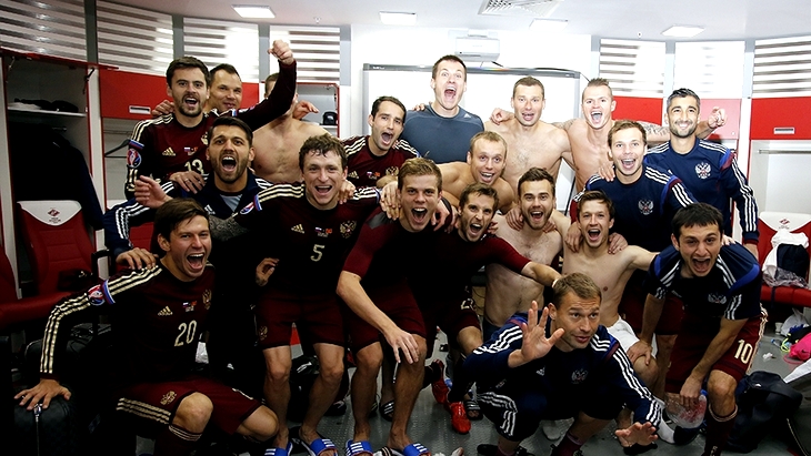 Футболисты сборной России после матча с Черногорией 