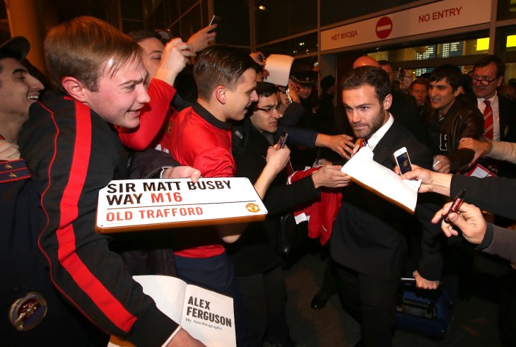 Хуан Мата пробирается сквозь поклонников