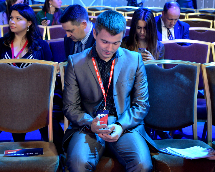 Владимир Стогниенко в одной части зала...