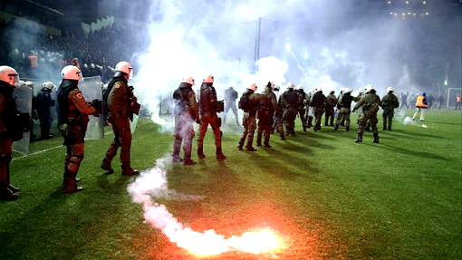 Фанаты стреляют файерами в полицию