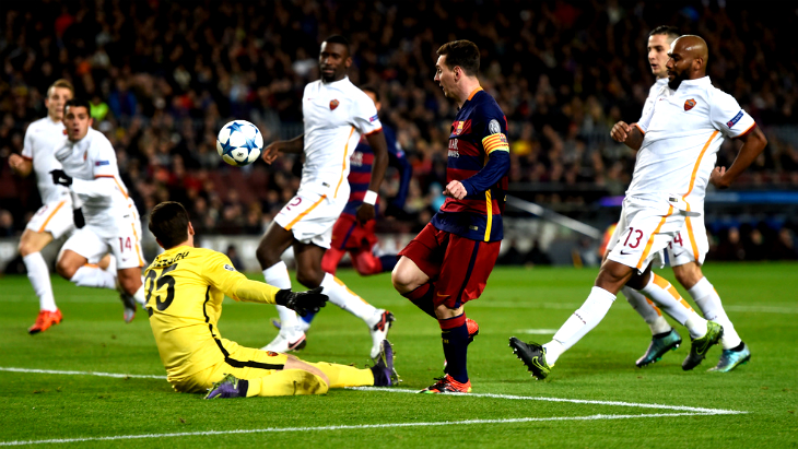 Лионель Месси в окружении игроков «Ромы»