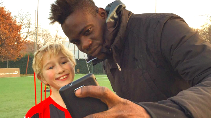 Марио Балотелли всегда рад сфотографироваться с фанатами