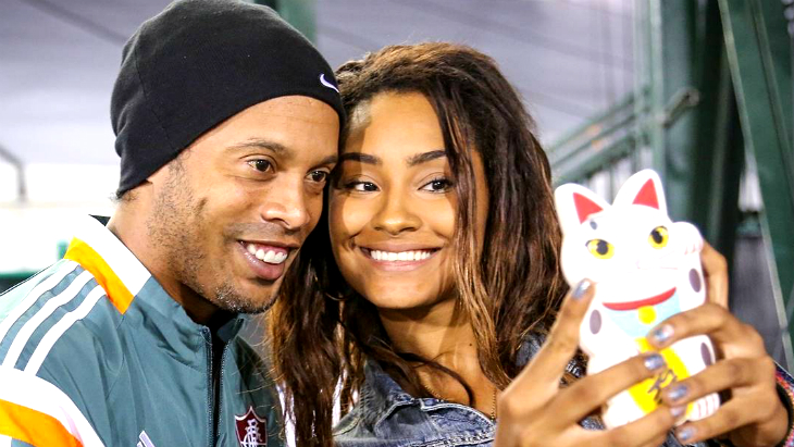 Селфи с Роналдиньо и телефон-котик