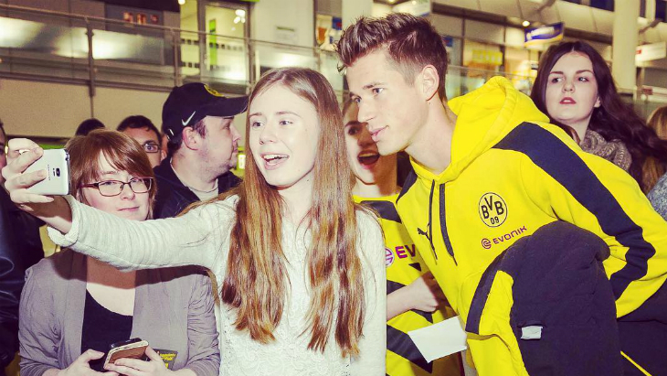 Эрик Дурм всегда готов сделать селфи с фанатками