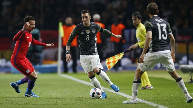 По сравнению с Алли (слева) Озил (в центре) и Мюллер (справа) совершенно не впечатлили