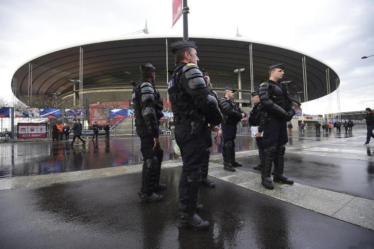 Полиция возле «Стад де Франс»
