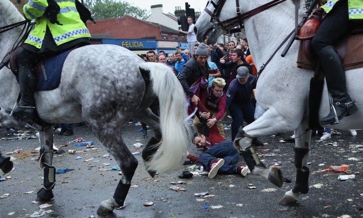 Полицейские и агрессивно настроенные фанаты «Вест Хэма»