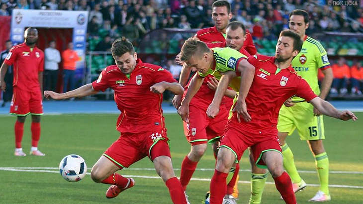 Футболисты «Уфы» в матче с ЦСКА