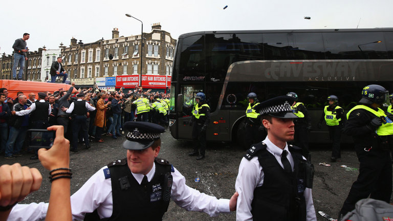 Болельщики закидали автобус бутылками и другими предметами