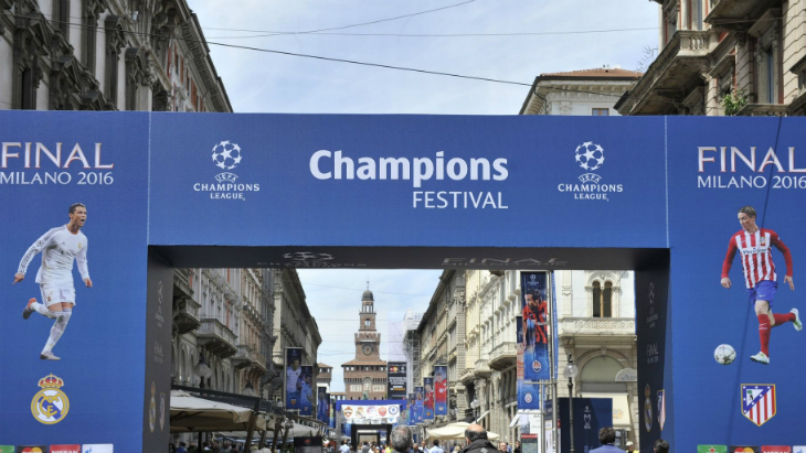 Арка, скрывающая проход на Фестиваль чемпионов.