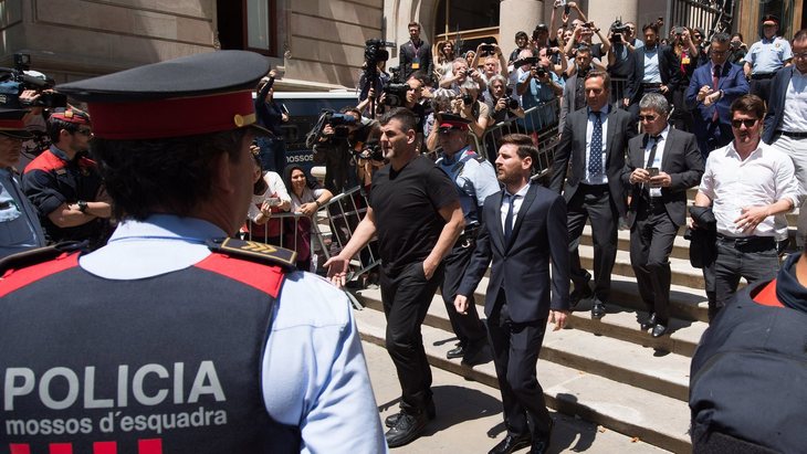 Во время приезда в суд Месси услышал оскорбления