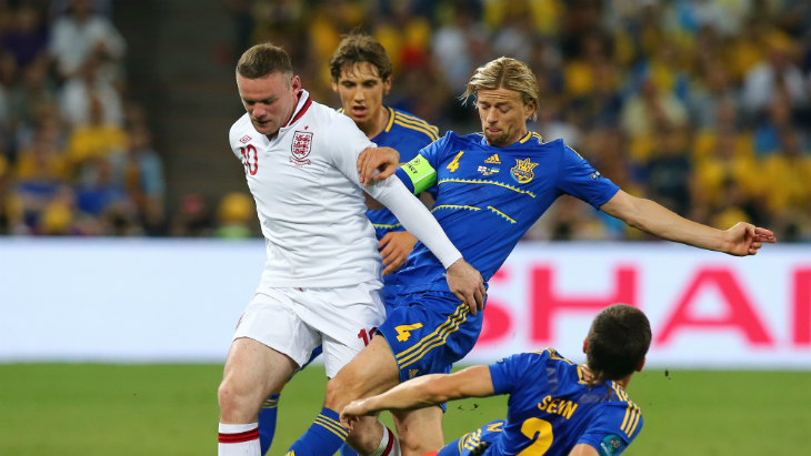 Анатолий Тимощук в борьбе с Уэйном Руни