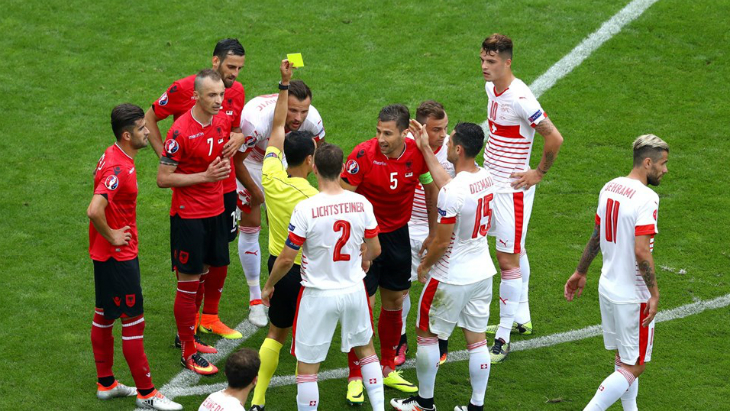 Лорик Цана получает вторую желтую карточку