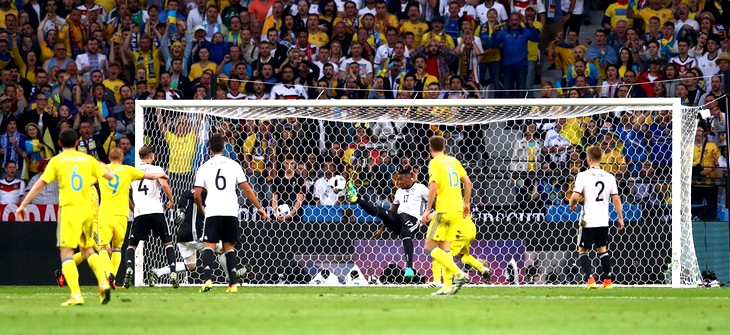 В одном из эпизодов первого тайма сборную Германии спасли чудо и Джером Боатенг 