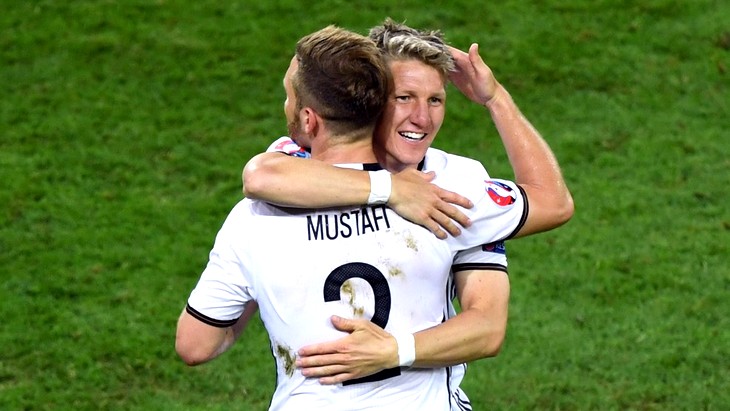 Шкодран Мустафи и Бастиан Швайнштайгер забили по голу в ворота сборной Украины