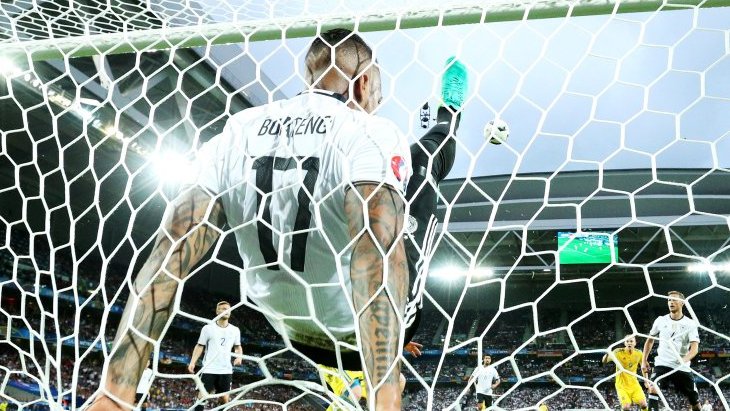 Боатенг вынес мяч с «ленточки»