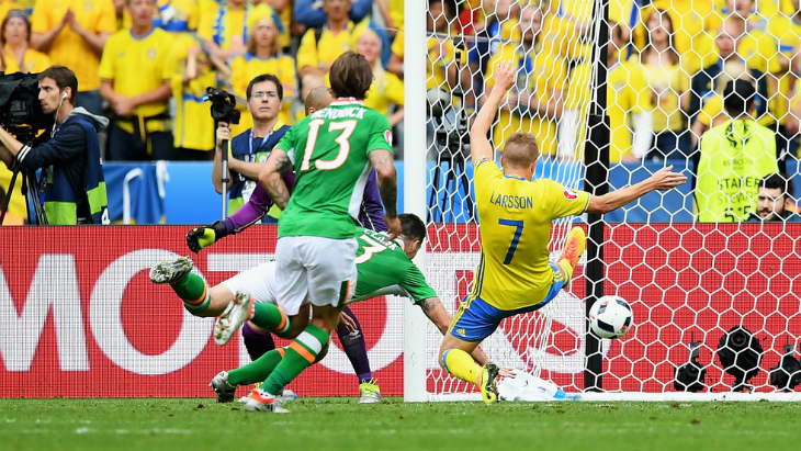 Киран Кларк забивает в свои ворота