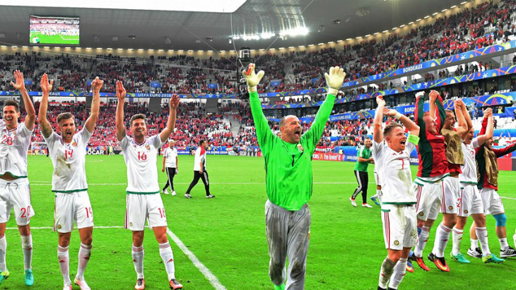 В футбольных бутсах, ах, и в замечательных штанах.