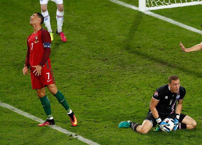 Ханнес Халлдорсон огорчает Роналду