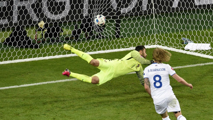 Биркир Бьярнасон забивает