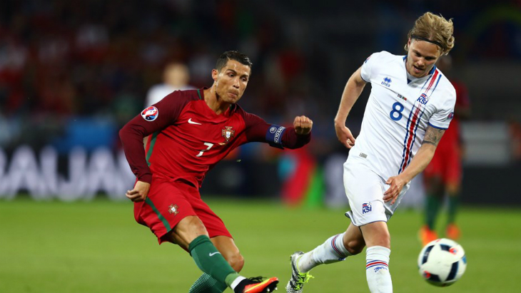 Один футболист на этом фото забил, а другой — нет