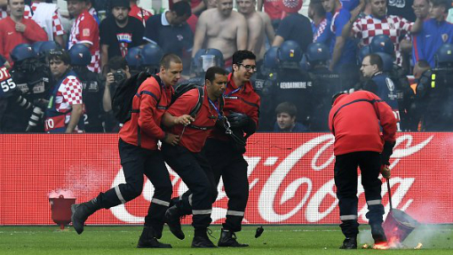 Файеры на матче Чехия — Хорватия