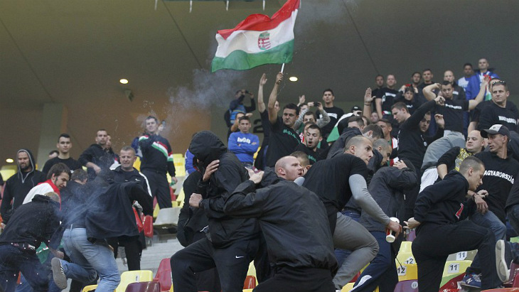 Венгерские фанаты на трибунах «Велодрома»