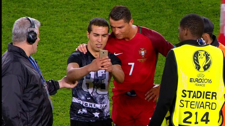 Роналду с фанатом