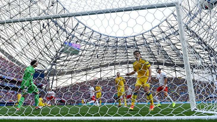 Сборная Украины пропускает после удара Якуба Блащиковски