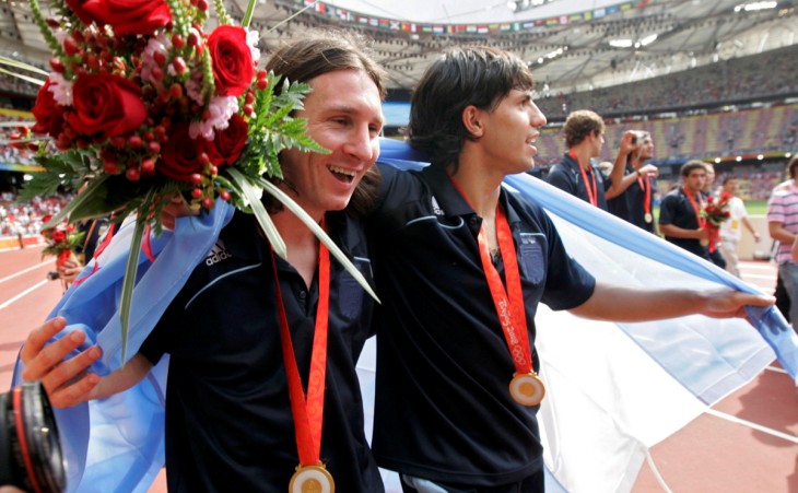 23 августа 2008 года. Счастливые Месси и Агуэро