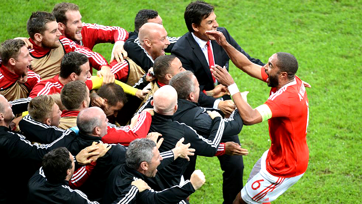 Эшли Уильямс попадает в объятия