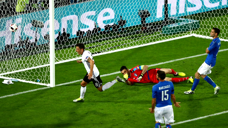 Месут Озил забивает