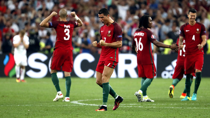 Португальцы после победы над Польшей