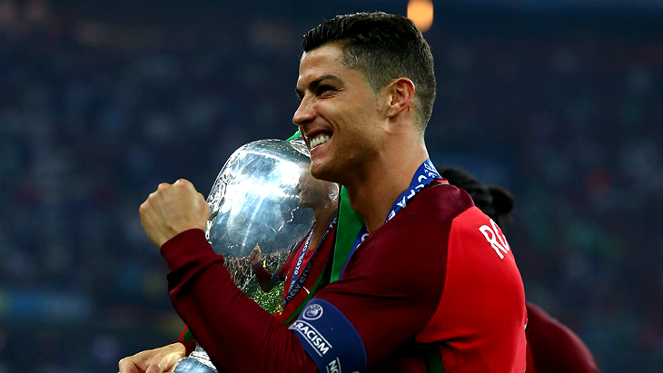 Криштиану Роналду с вожделенным трофеем