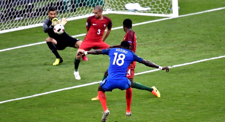 Мусса Сиссоко чаще всех тревожит голкипера сборной Португалии Руя Патрисиу 