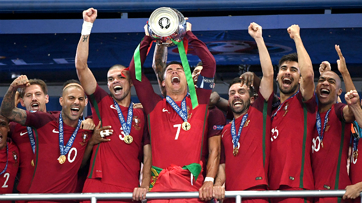 Футболисты сборной Португалии праздную победу
