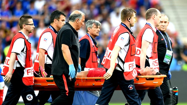 В середине первого тайма Роналду унесли с поля на носилках 