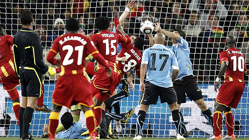 Луис Суарес блокирует удар удар руками